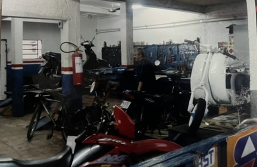 Oficina cheia de motos